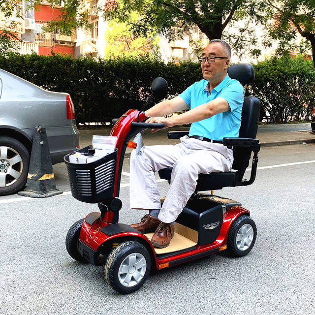 和美德老张骑美国品牌电动代步车高端大气上档次