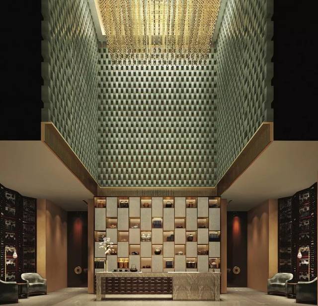 其实港丽二字的粤语发音同conrad相似,所以起了一个粤语名字,就叫香港