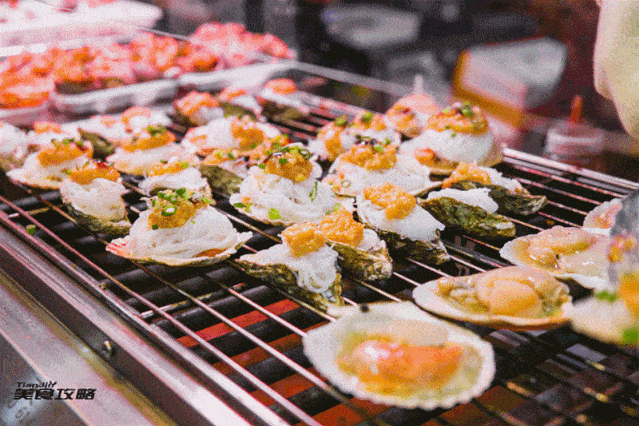 烤冷面,羊肉串臭豆腐,鸡肉串,炒酸奶,花甲粉,烤海鲜熟梨糕,章鱼烧,烤