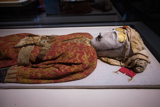 探寻新疆楼兰美女古尸,3800年的干尸,跟刚睡下的一样