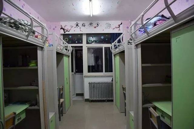 学生宿舍实行公寓化管理,新生均入住学生公寓(4人间).