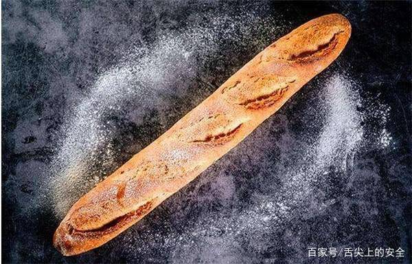 这面包硬到咯牙，可以拿来当武器，法国人是怎么吃它的？_手机搜狐网
