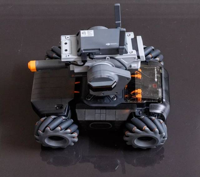 哦,对了,还要装上水弹弹夹和电池,按下电源键,就可以玩了.