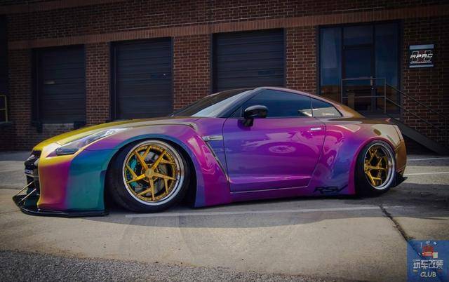 足够吸睛的炫彩日产gt-r,搭配liberty walk宽体套件,绝佳组合!