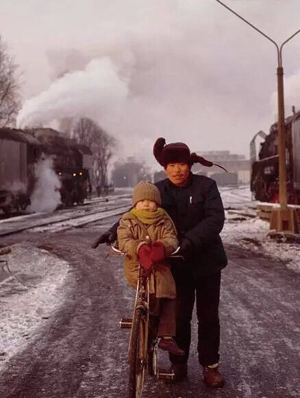 镜头下:老照片里的爸爸身影,还记得小时候爸爸抱着你的场景吗?
