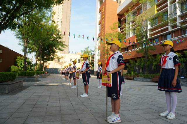 西安沣东第三小学一年级新生入学礼于8月30日上午迎着初秋的骄阳在