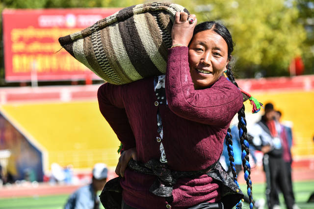 日喀则农牧民运动会举行抱石头,抱青稞袋比赛_手机搜狐网