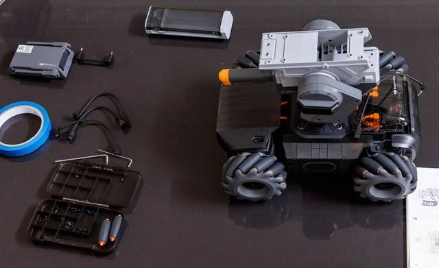 安装水弹发射器和支架,这个两个部件特别有科技感,感觉如果换成实用性