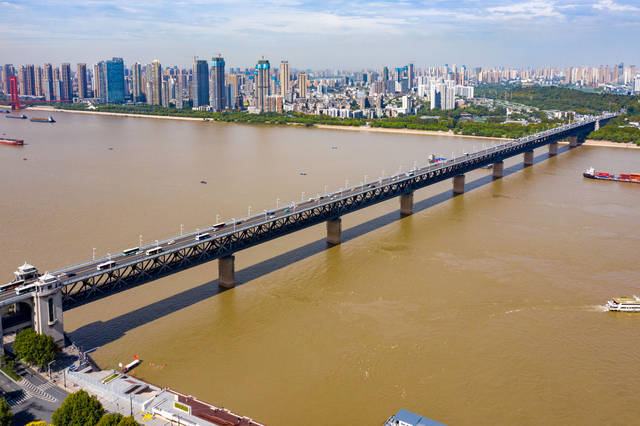 武汉长江大桥是我国第一座公路,铁路两用桥,它位于湖北省武汉市武昌区