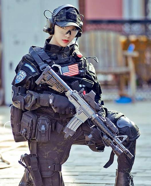 摄影:美女背枪姿势老练,私下没少玩cs吧_手机搜狐网