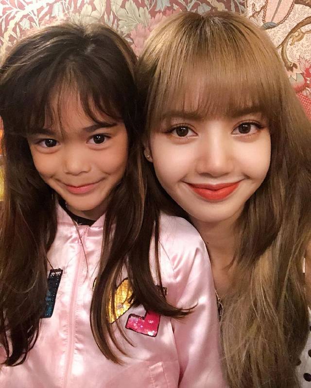 原创lisa合影小朋友,原本lisa的脸很小,结果却成大脸盘子