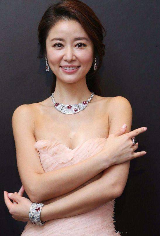 43岁林心如近照曝光,一身长裙出席活动,一点不像生过孩子的妈妈