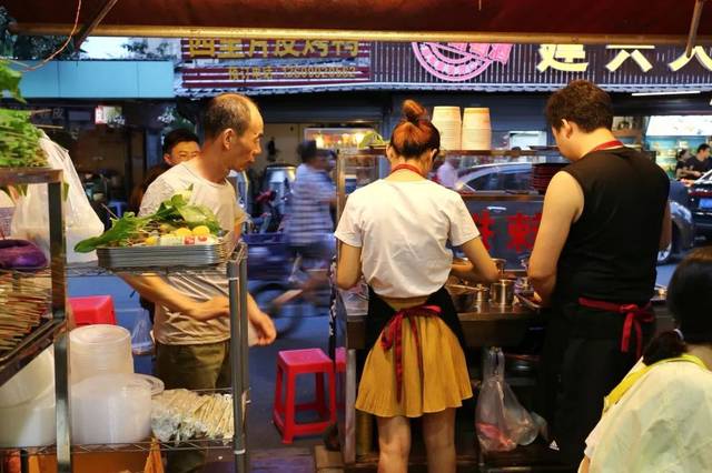 从路边小摊到4张桌子,菜市场里开了8年的夫妻档麻辣烫,来早了都吃不着