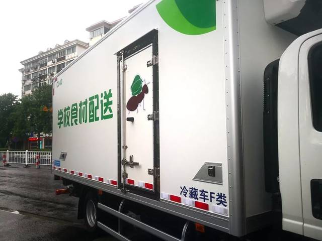 食材由苏南学校食材配送公司统一招标采购配送,建立食材"供应商库",十