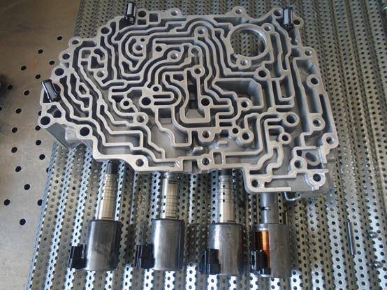 这是分开的变速箱阀体.