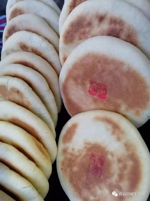 府谷月饼府谷特产地地道道的鑫艺缘饼屋给您中秋节准备好了各种饼饼