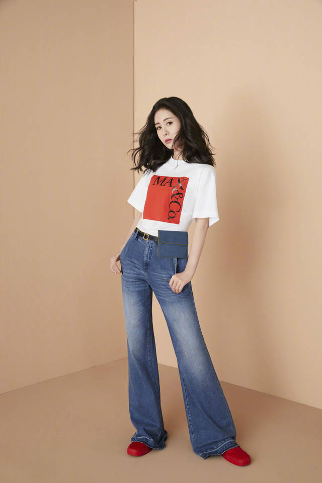 张碧晨为服装代言穿牛仔阔腿裤气质减龄这长腿女歌手里难找