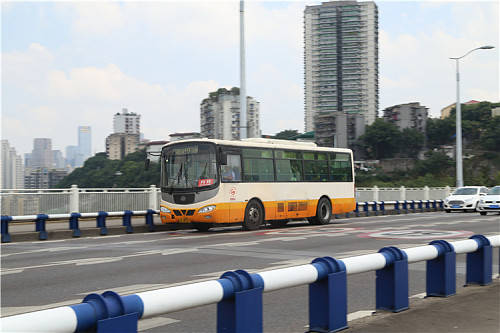 之后,随着重庆公交发展,112路公交车的车型也在发生着变化.