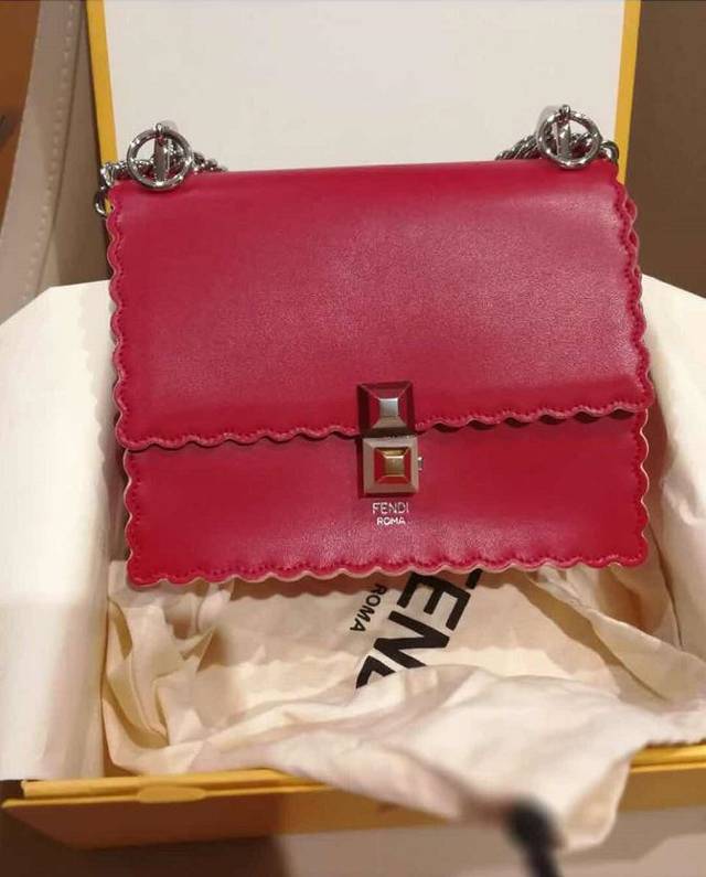 Различия цены на магазины Fendi и официальный сайт