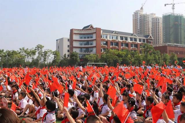 黄山黄河黄土地世代养育了黄皮肤,长江长城长历史延续了民族长相知.