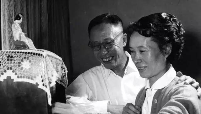 末代皇帝溥仪临终前实录：久久不肯咽气，见到一个人才闭上眼睛_