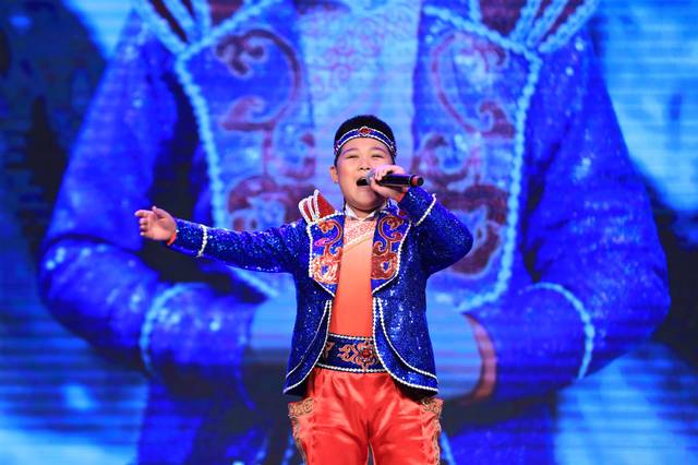 一位阳光帅气的男孩王嘉铭将录制慕衍童声歌曲《歌声中的回忆》