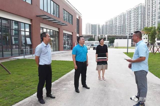 在视察中,陈晖东镇长一行听取了学校负责人介绍新学期开学的相关工作