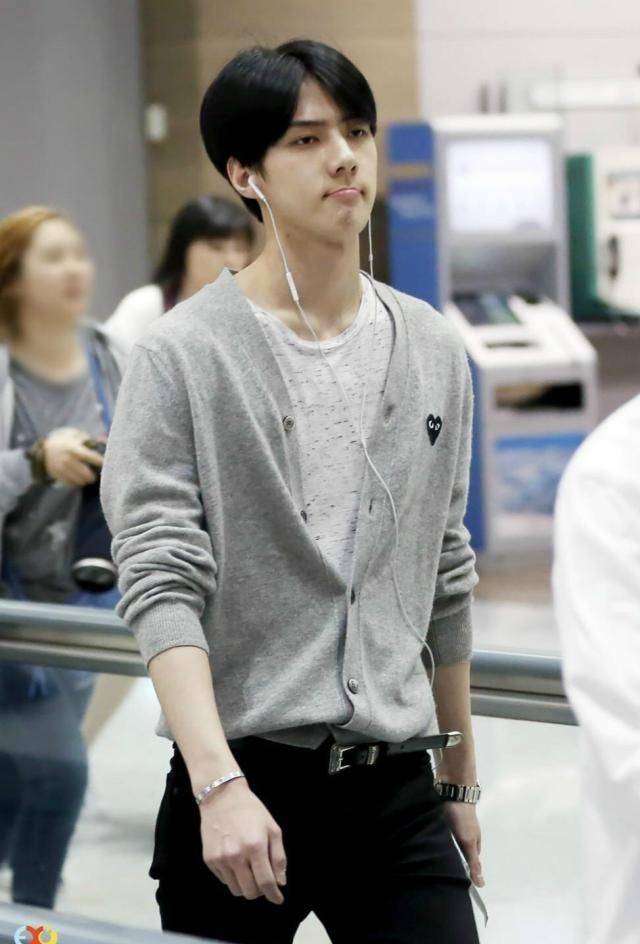 是天生的衣架子啊!盘点那些拥有名品直角肩的男爱豆