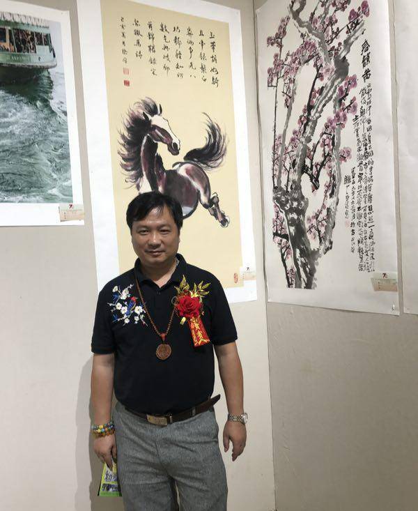 了这位几十年如一日对书画艺术不断追求并充满热情的著名画家——徐明