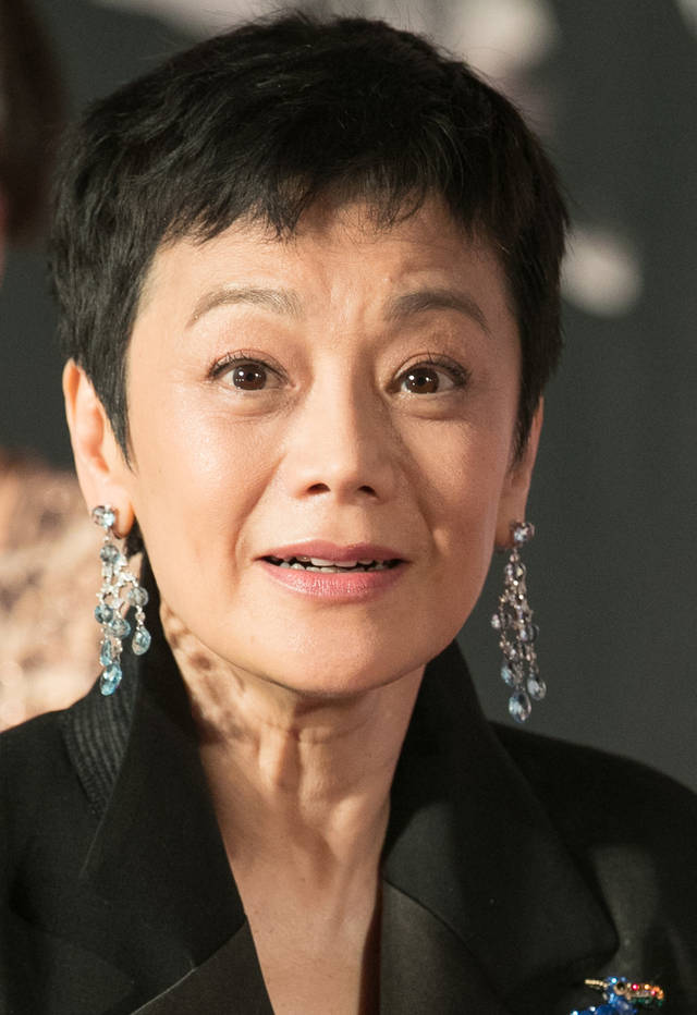 优雅老去!66岁张艾嘉不畏衰老,大v领开到肚脐,自信满满走红毯