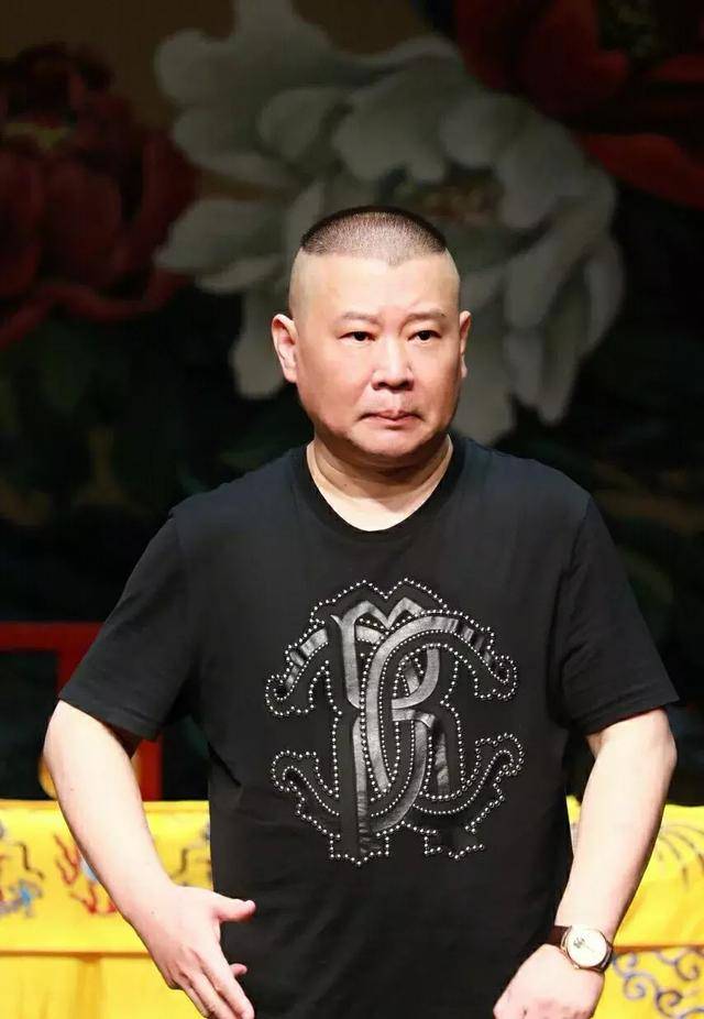 郭德綱4歲小兒子罕見現身,鍋蓋頭長馬尾搶鏡,樣貌像極了郭德綱