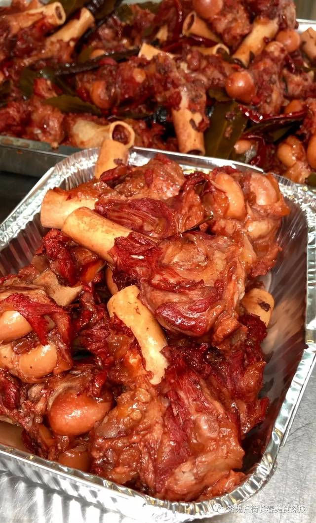 肉质既软嫩又带着麻辣,辣的过瘾,吃得人嘶嘶哈哈,却欲罢不能!