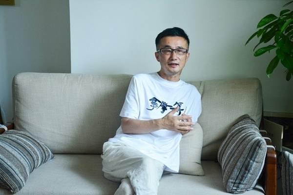 刚踏入客厅,便见到了正在拍摄宣传短片的阿年导演.