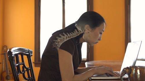 一招矫正含胸驼背,让你挺胸抬头,走路带风