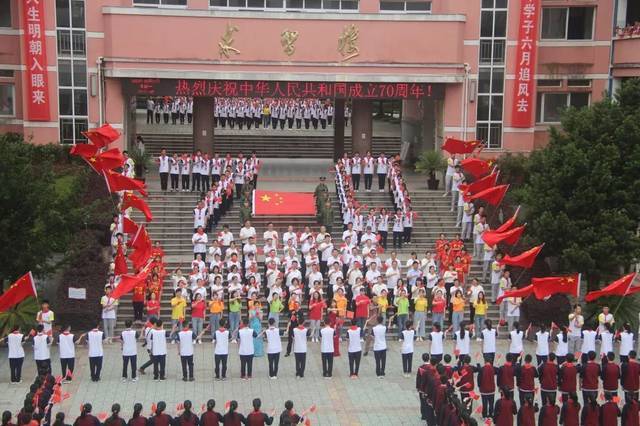 开化二中师生唱响《我和我的祖国》