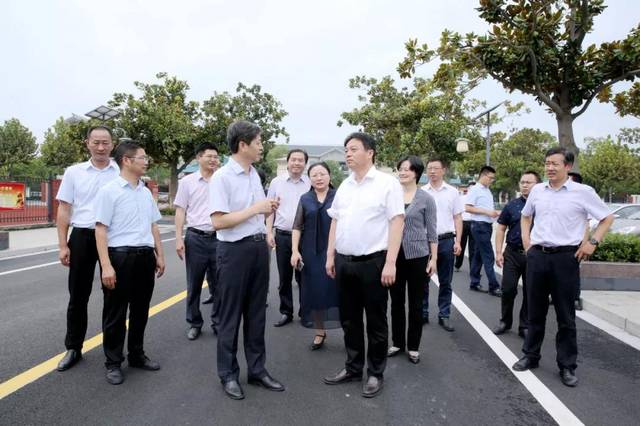 钱文波校长向于市长一行介绍了该校的发展历程和办学