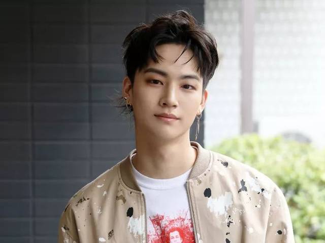 2014年1月16日作为男子演唱组合got7成员出道,担任队长,主唱和门面 .