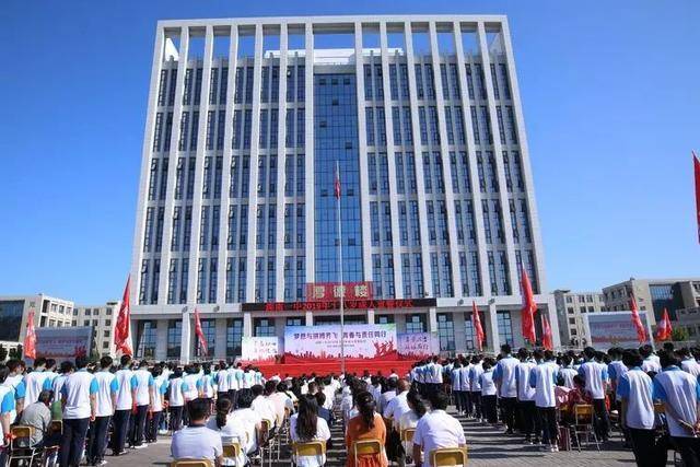 滦南县第一中学以前所未有的盛大规格为2017级全体同学举办隆重的成人