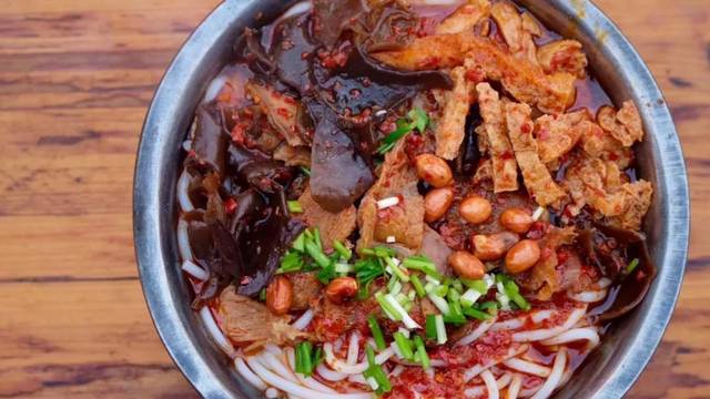 红油汤底,猪肉,牛肉,木耳豆腐臊子,是邵东米粉的主要特色.