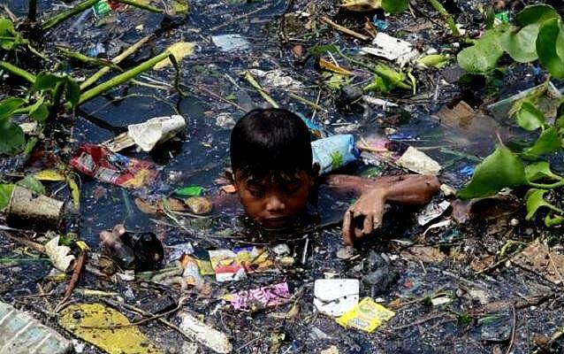 50万人生活的水上贫民窟,15个家庭只有一个厕所