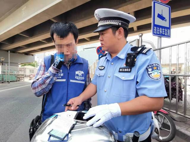 通州交警"饭点"上路严查外卖车辆交通违法