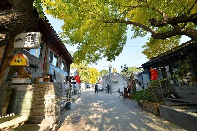 东与华丰胡同,琉璃寺胡同,净土胡同,纱络胡同,郎家胡同,千福巷相通,西