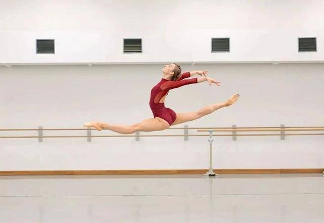 华为广告的这双芭蕾脚引起了多少家长的恐慌