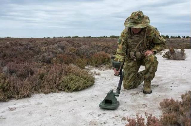 視頻厲害了這一款探雷器全世界軍警都在使用