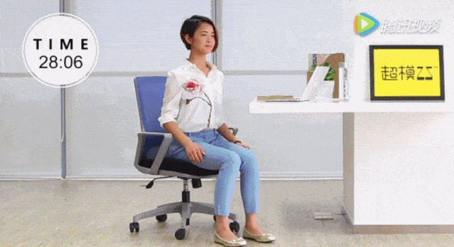 转腰 坐在椅子上,身体转向一侧,慢慢呼气,保持10秒,回到原位,然后再向