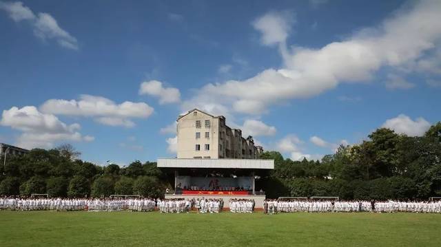 志存高远追求卓越绣湖中学城阳校区隆重举行七年级新生军训展演暨入学