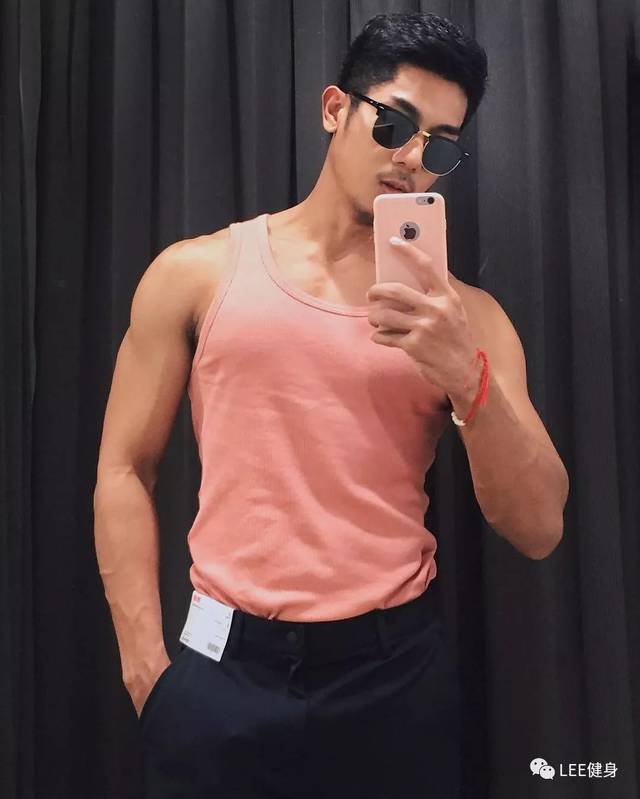 在试衣间拍羞耻照的肌肉男,原来是个穿搭高手!