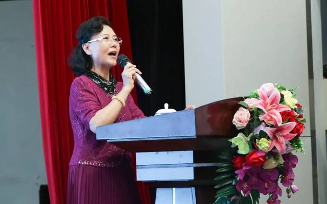 李慧民副主任在分享"扣好人生第一粒扣子"专题讲座