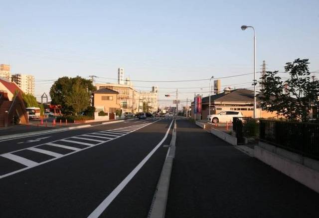 日本城市道路细节:柏油路面看不到坑坑洼洼,发达国家果然不一样