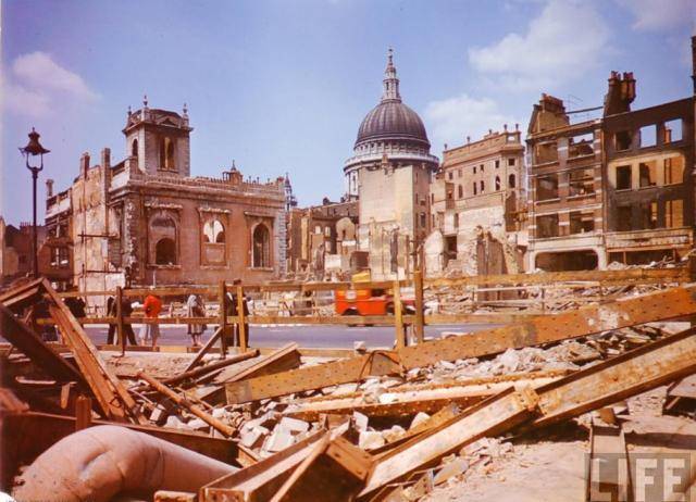 二战时期遭德军轰炸后的英国伦敦满目苍夷